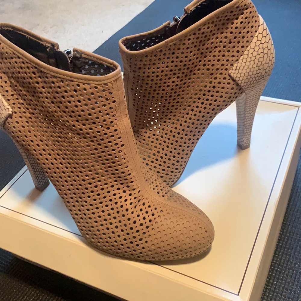 BCBGMAXAZRIA BERNADETE BOOTIES